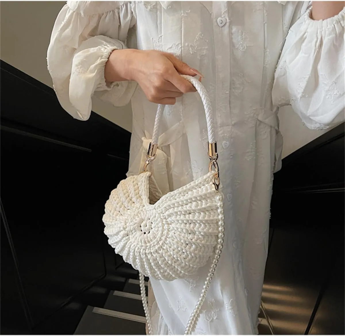 Conch/Shell Shoulder Handbag,Handwoven Fashion Seashell Bag,Stylish & Unique Boho Clutch with Pearl Strap