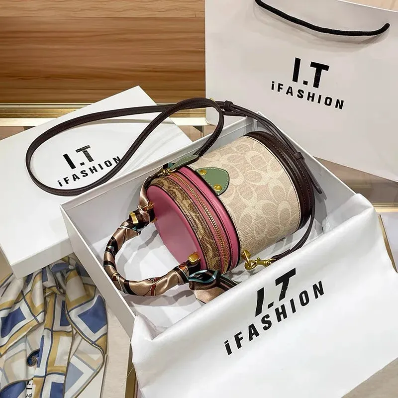 New minimalist and fashionable small handbag,