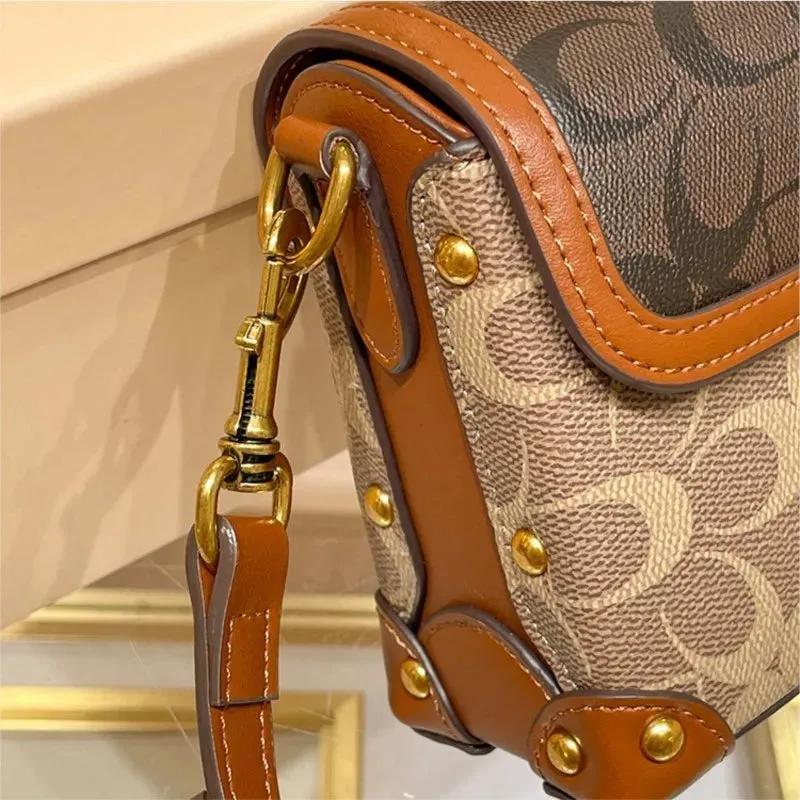 New minimalist and fashionable small handbag,